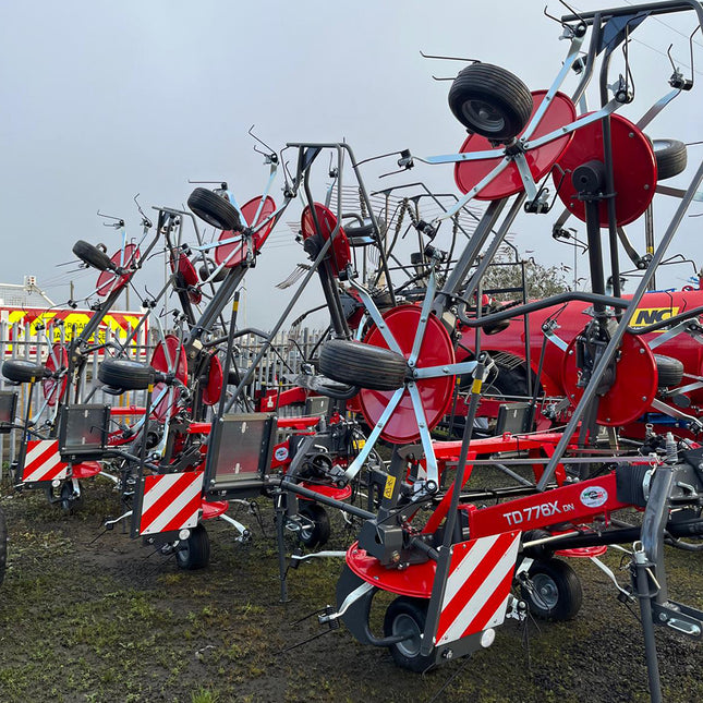Massey Ferguson 776 Tedder – 7.7M Working Width, 6 Rotors