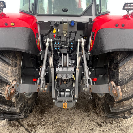 Massey Ferguson 5S.145 – 2022 – 680 Hours – Dyna-4 – Loader – As New