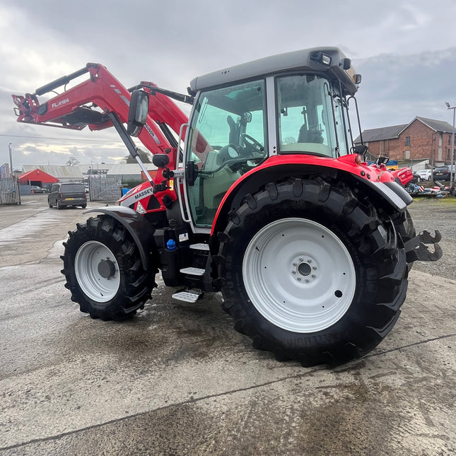 Massey Ferguson 5S.145 – 2022 – 680 Hours – Dyna-4 – Loader – As New
